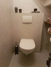 Toilet met Beton cire wanden en gietvloer