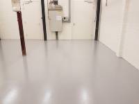Antislip coating in een werkplaats (iov Vandevloeren)